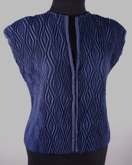 Crimp cloth©. Polyester warp; cotton weft. Zippered closure.